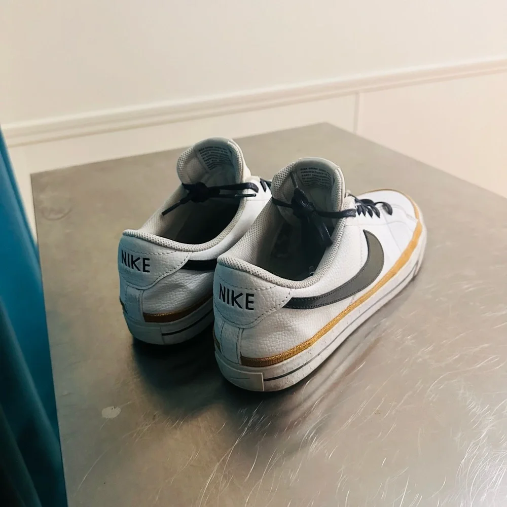 Used - Picture 2 of 4